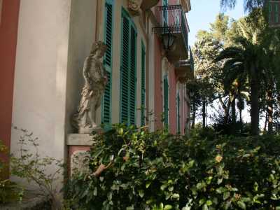 In evidente stile liberty, vede come colore predominante un rosa accesso mitigato a tratti dal bianco e dal verde chiaro delle persiane. Il sontuoso giardino � ricco non solo di palme e alte querce, ma anche di fini statuette che aggiungono grazia alla struttura